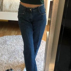 Lågmidjade jeans - Säljer dessa baggy lågmidjade jeans då dem är lite stora för mig, skulle säga att de passar 34-38 beroende på önskad passform, dem sitter även bättre i längden om man är lite kortare om man inte vill att dem ska sluta vid ankeln. Bara att skriva för fler bilder eller frågor💜