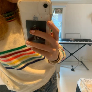 Randig stickad tröja - En välanvänd stickad och färgglad tröja med ränder. Lite liten på mig, jag har xs/s så den här tröjan är lite liten i storleken. Dm för fler bilder 💗