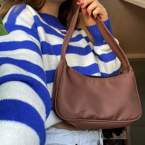 Brun väska som aldrig kommer till användning :/ Trendig, fin och perfekt storlek! 