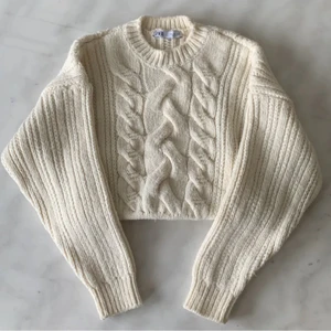 Zara stickad - Väldigt fin stickad tröja ifrån Zara! Storlek S, jättesnygg att vika upp men passade inte som jag ville på mig :( passar XXS-S beroende på hur man vill att den ska sitta såklart. Köpare står för frakt och tveka inte på att skriva ifall du har fler frågor ❤️