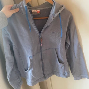 KOFTA - Köptes på Second hand därav är skicket okej. Lite nopprig samt att några sömmar håller på att gå upp. Kan finns fler deffekter men inga stora iallafall💖