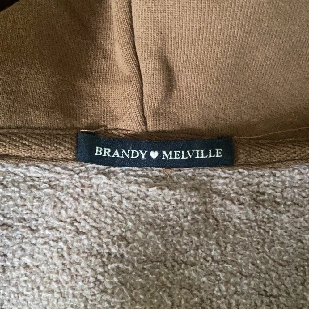 Brun Christy hoodie från brandy Melville! Oversized! Sparsamt använd å köpt för  450kr tror jag i london💕 frakt tillkommer på 66kr💖. Tröjor & Koftor.