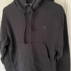 Acne Studios Hoodie - Hej! Säljer här min jättefina hoodie från Acne Studios! Som ni ser är skicket som nytt då den knappt är använd. Sitter som en Medium! Passar såklart tjejer också. Kolla min profil! Rensar massa Acne nu!! Hörs om det är nån fråga 🌻 