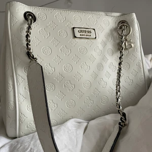 Guess väska vit  - Intressekoll på min supersnygga guess väska som jag köpte i augusti 2020. Helt i nyskick inga defekter. Köpt för 1500 och säljer bara om jag får bra bud. Skriv till mig vad ni skulle kunna tänka er betala ❤️