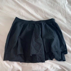 Weekday juste skirt storlek 42 - Väldigt söt kjol, använd bara ett par gånger. Nypris va 350kr