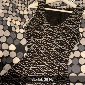 Klänning  - Ny klänning som st 38 fint skick 