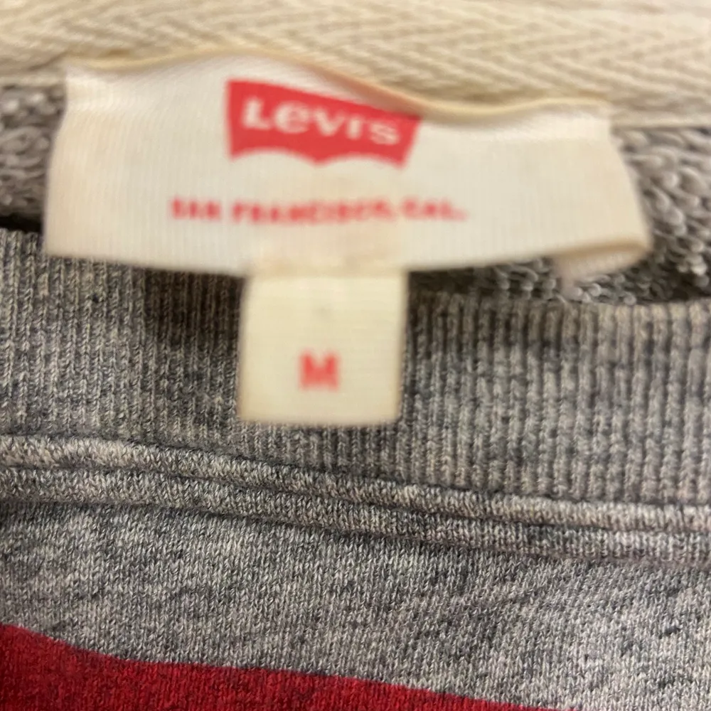 Hej! Säljer denna Levis tröja. använd några gånger men inga skador. . Tröjor & Koftor.