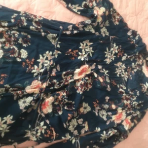 Zizzi - Klänning med snöre blå blommig 