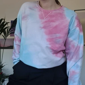 Tiedye sweatshirt - Custom made tie dye sweatshirt, supermjuk och varm, specialbeställd i rosa och blått