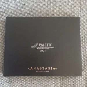 Anasta lip pallet rare  - Anastasia lip pallete with brush. Mix the colors to get a perfect match. Palleten är svårt att hitta. Aldrig använt. Om ni har några frågor så är det bara att kommentera eller skicka ett meddelande. Väger 226.8 g.