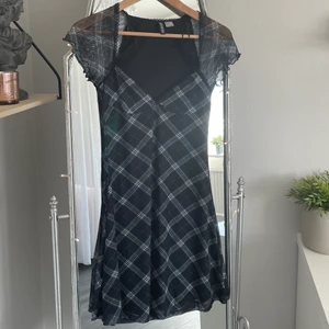 Klänning - Superfin klänning från H&M som jag tyvärr skulle behövt en storlek större i :( Inga som helst fel på den, använd 1 gång. Köparen betalar för frakten och katt finns i hem 💕