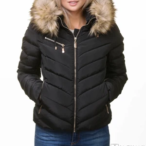 Roco Baroco jacka - Svart roco baroco jacka i strlk 36. Skriv privat gör egna bilder. Kan mötas annars står köparen för frakten 💕