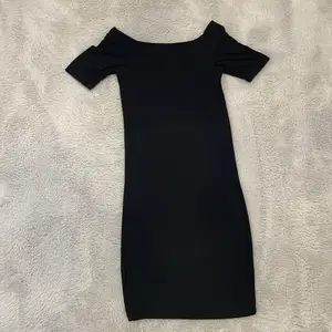 En svart off shoulder klänning som inte kommer till användning längre, har jätteskönt material och passar bra till sommaren!