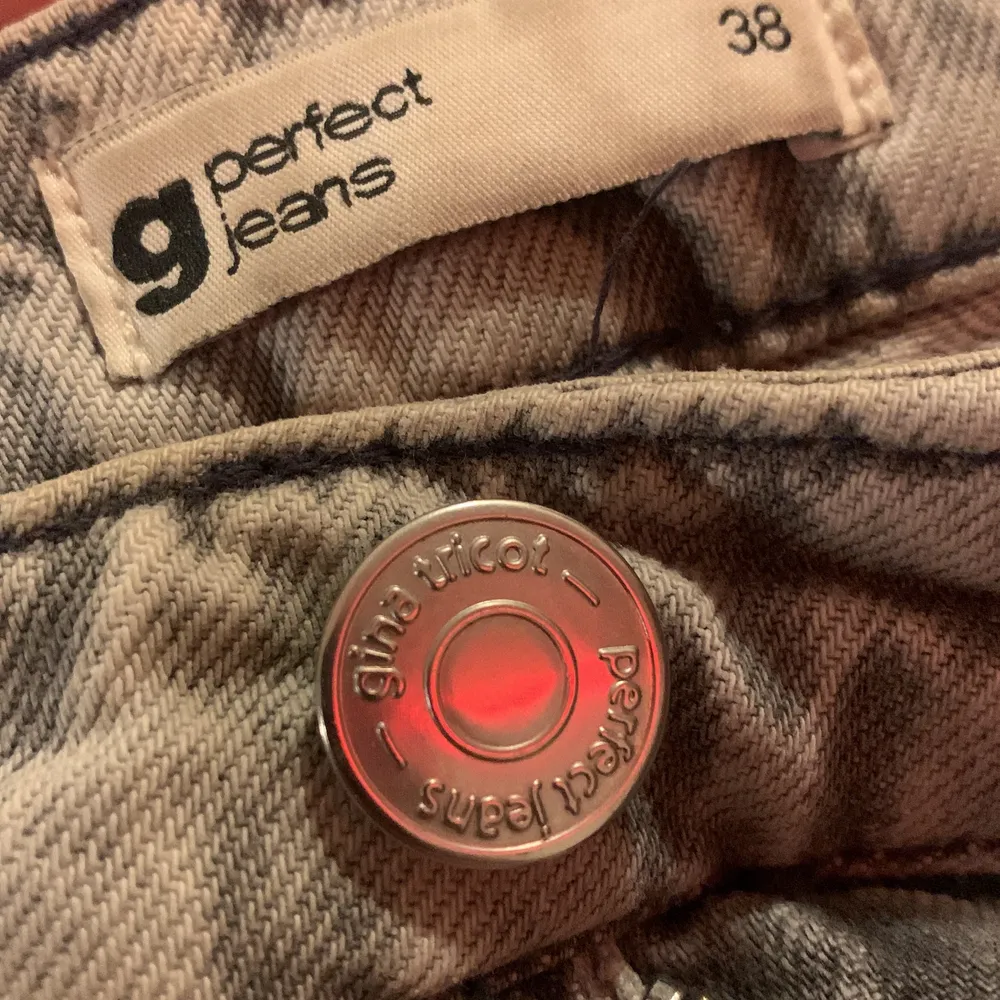 Den är köpt i 2021 änvänd några gånger men har en liten fläck vid fickan som ni ser på en av bilderna. Jeans & Byxor.