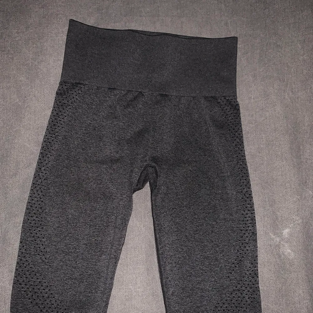 Ett par mörk grå gym tights väldigt bra skick använda två gånger ungefär! Storlek XS-S och kostar 100 kr . Jeans & Byxor.