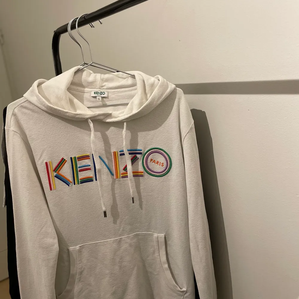 Kenzo vit hoodie: 1500kr, storlek S, passar även M, superfint skick!. Tröjor & Koftor.