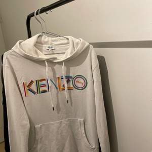 Kenzo vit hoodie: 1500kr, storlek S, passar även M, superfint skick!