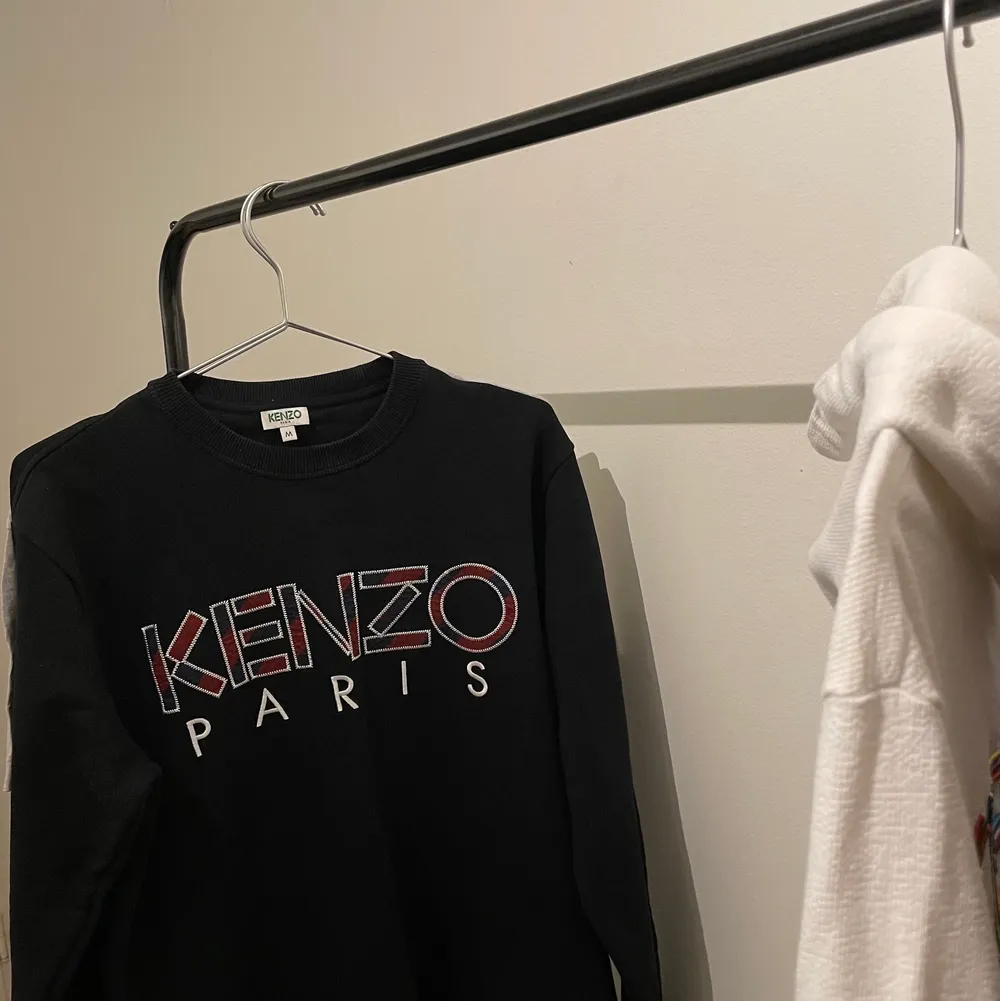 Kenzo sweatshirt: nypris 2199kr, säljs för 1000kr storlek M, cond10/10.. Tröjor & Koftor.