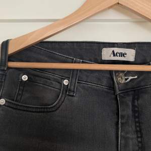 Grå raka jeans från Acne. Skriv för fler bilder eller vid frågor!💕