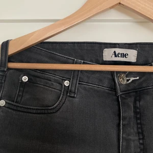 Straight jeans - Grå raka jeans från Acne. Skriv för fler bilder eller vid frågor!💕