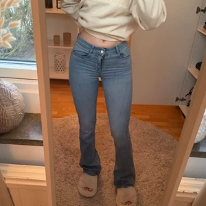 Zara jeans  - Säljer dessa bootcut jeans från zara! Jag är 167cm 💕 skulle säga att dem är ganska lågmidjade men sitter som en smäck! Frakten ingår i priset