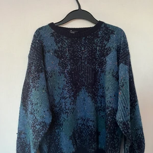 STICKAD TRÖJA - ✨super fin och varm stickad tröja. Står ingen storlek men skulle säga att den passar upp till L beroende på hur man vill att den ska sitta . ✨