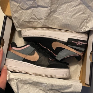 Nike air force 1 SHA  - Nästan helt nya bara använda ett fåtal gången, finns knappt några tecken på användning. 💗ordpris 1200 kr