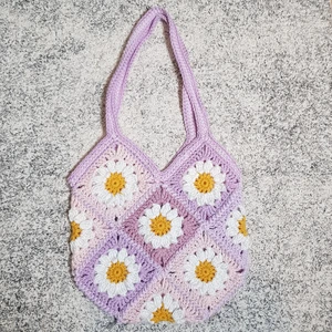 Virkad Väska - Daisy - Granny square väska gjord i bomulls och ullgarn med blandade nyanser av rosa och lila💜Väskan är ca 28 cm i bredd och ca 28 cm i längd. Räknar man med axelremmen är väskan 52 cm i längd totalt🌸 (Lång axelremm)
