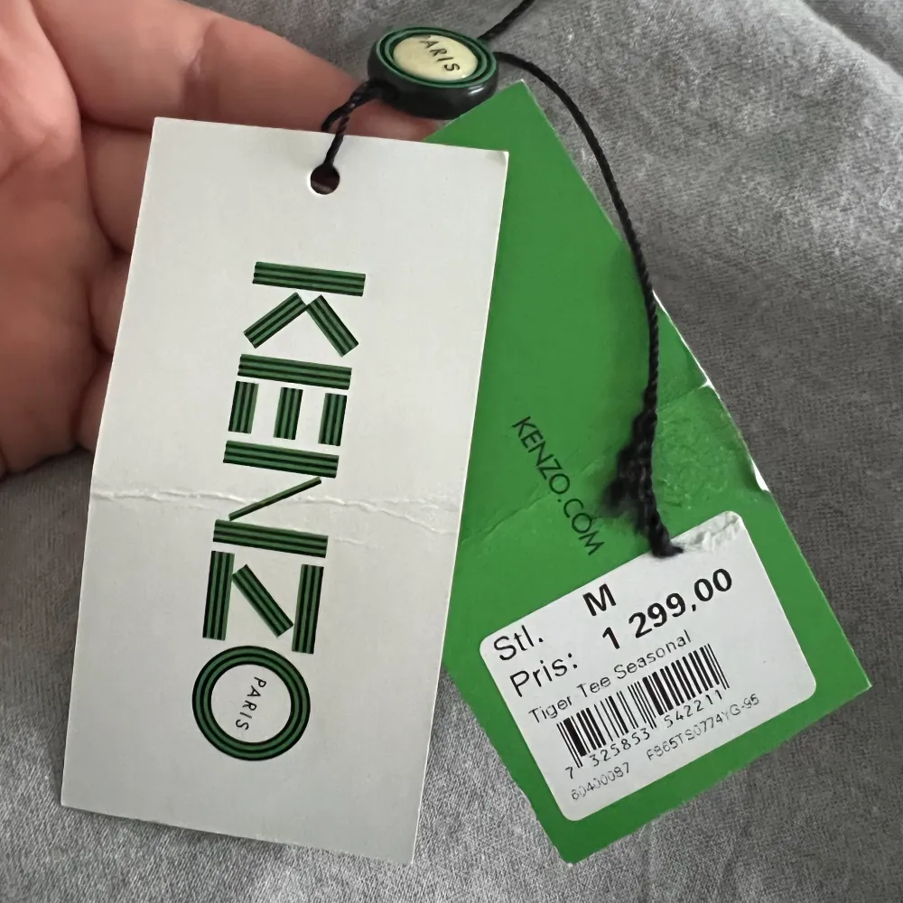 Kenzo t-shirt storlek M. Passar både tjej & kille. Aldrig använd, köpt på NK. Kvitto finns, kan fraktas 🤎. T-shirts.