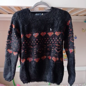 Svart Polo tröja storlek XL - En svart Polo tröja med röd hjärta mönster. (Kontakta mig för frakt pris).