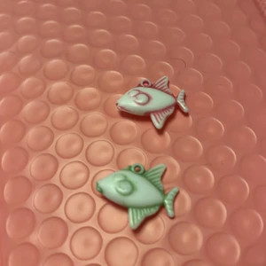 Fiskar  - Fisk berlocker,2kr st rosa o gröna❤️❤️ bra kvalite