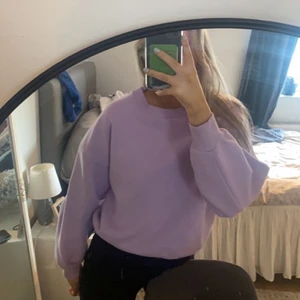 Lila tröja - Jättefin lila tröja från Gina! Använd ca 2 ggr så fint skick💜 frakt tillkommer