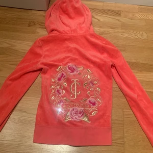 Juicy Couture hoodie - så fin juicy couture hoodie i storlek xs, true to size. alla rhinestones sitter kvar och den är i nyskick! ej sätt någon som liknar den innan. budgivning vid flera intresserade annars säljs den direkt för 500kr💕