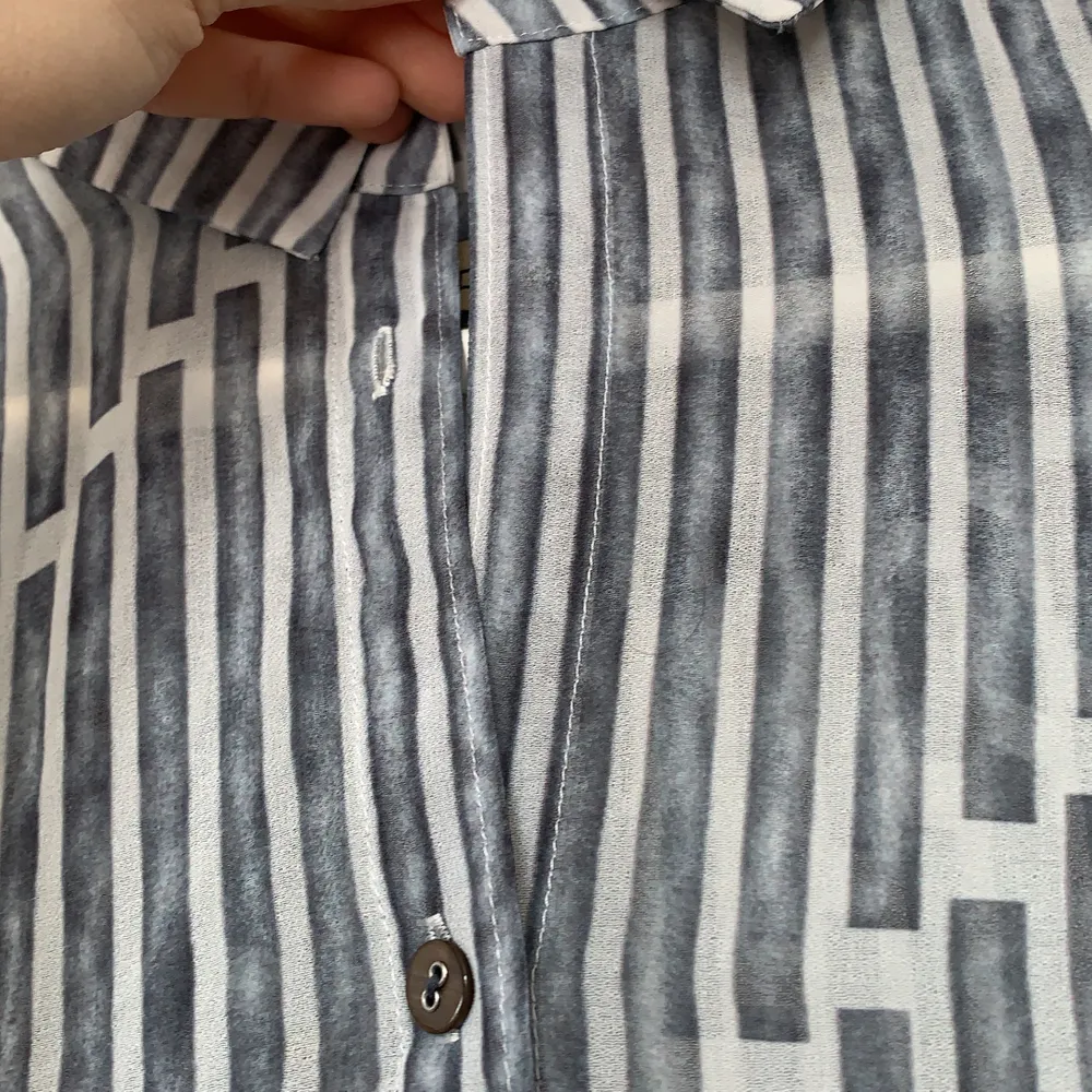 Jättefin blus som är lite transparent saknar dock en knapp men inget märkvärdig då det är fint när det är lite öppet vid kragen . Blusar.