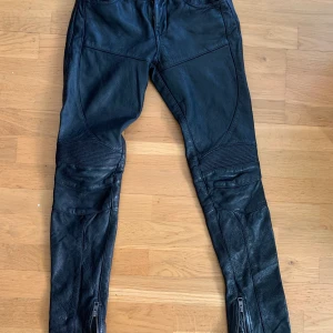 Allsaints skinnbyxor w24/25 - Extremt snygga skinnbyxor i äkta läder från Allsaints. Nypris 2999kr.   Är storlek 25 men är väldigt liten i storlek så passar en liten 25 men nog bäst 24.  Använd endast ett fåtal gånger.
