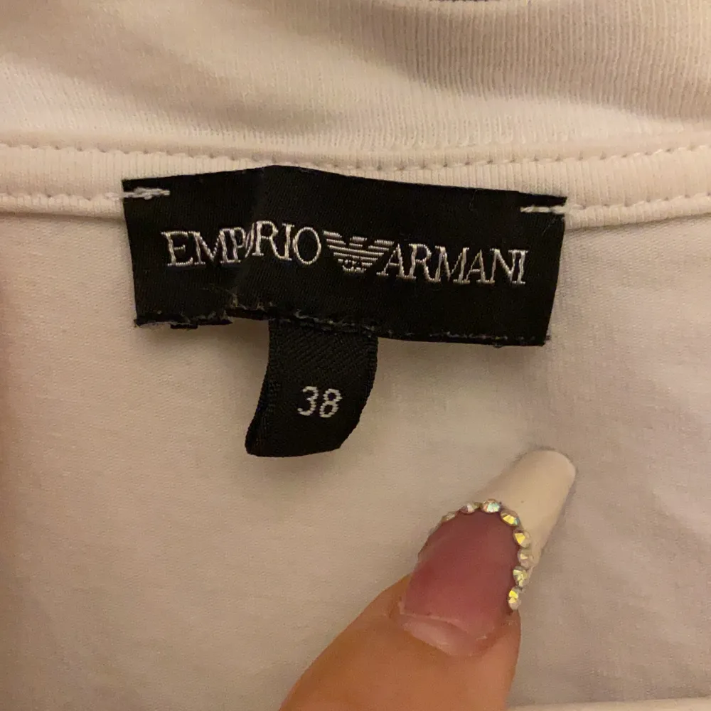 En flitigt använd Emporio Armani t-shirt. Sitter tajt men ät stretchig. Skulle säga att den passar allt mellan 34-38. Skriv för mer info/bilder💕. T-shirts.