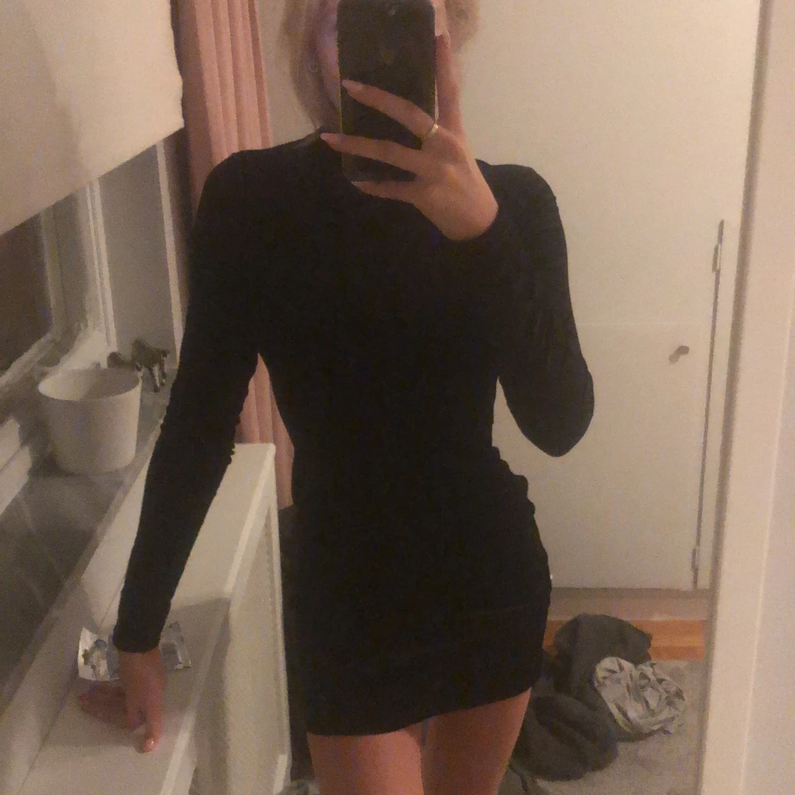 Snygg svart klänning i sammet från hm. Storlek S - 90