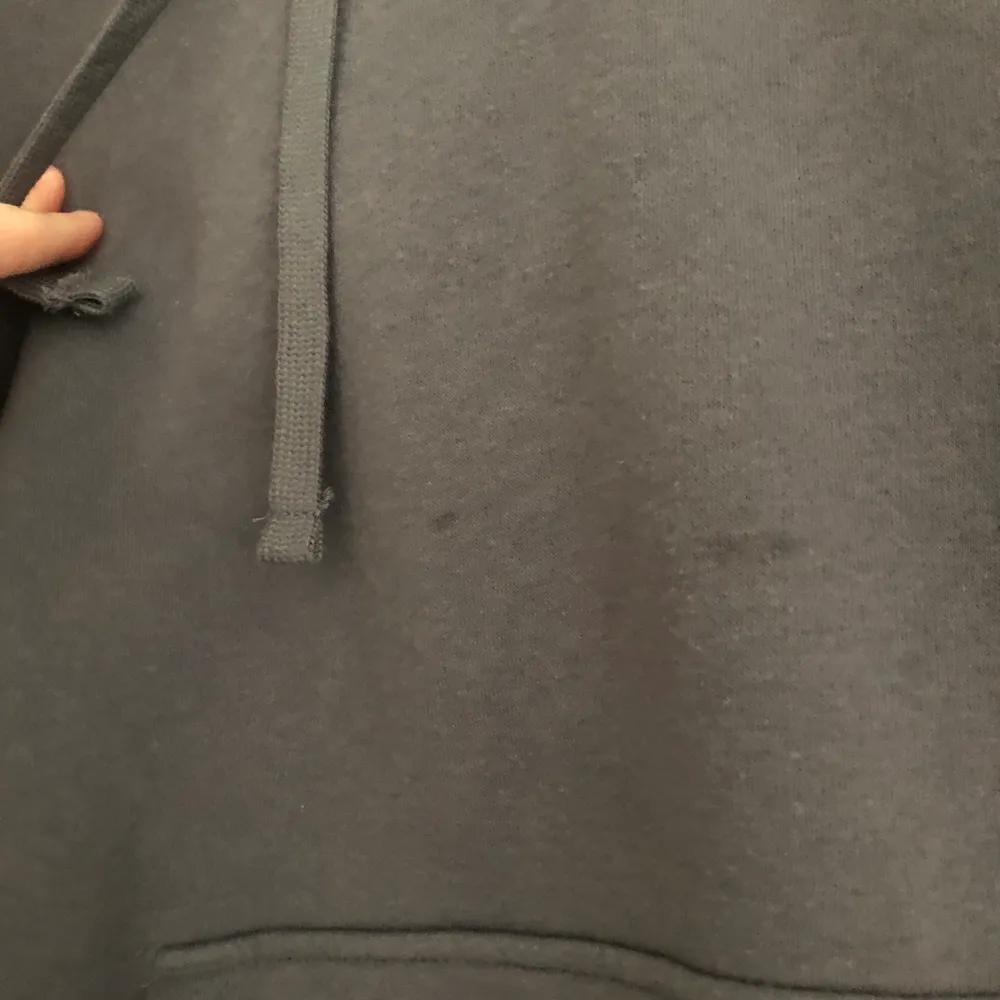 Superfin grå hoodie med fickor och trycket ”Love” på i storlek M (lite tight). Den har en fläck (se bild 2) därav priset!! Använd ca 2 gånger och är i bra skick. Du står för frakten!! Nypris: 199kr. Pris: 80kr.🥰  . Hoodies.