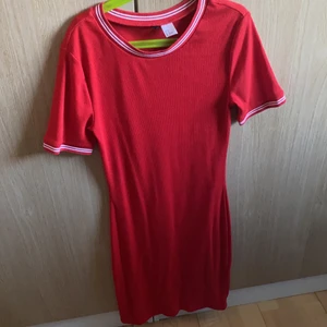 Klänning Storlek S - Röd lätt ribbad klänning. Passas XS och S, stretchig klänning. Skön att ha på sig. Som ny.