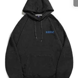 Hoodie från shein strl L - Rätt tunn hoodie men fett snygg! Inte riktigt min stil insåg jag när jag fick den. Skriv för mer bilder/info💗✌🏼
