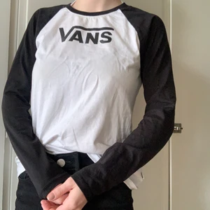 Vans Baseball Tröja vit/svart - Tröja från Vans. Använd men inga fläckar eller hål! Strl XS. 