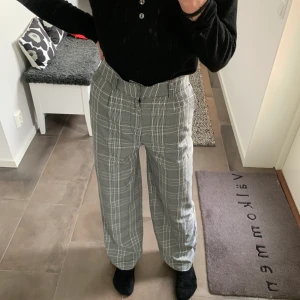 Rutiga kostymbyxor  - Supersöta rutiga kostymbyxor i fint skick från madlady