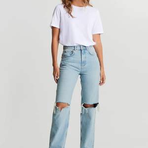 Säljer dessa populära ljusa jeans från Gina då jag beställde fel storlek och glömde att lämna tillbaka! Inte mina bilder utan från hemsidan. Endast testade och nypris är 599kr Köparen står för frakten