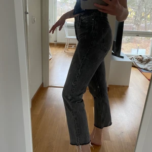 Zara jeans  - Jättefina jeans från Zara. Fint skick. Storlek 38. Ganska korta på mig som är 180 men det är en cropped modell. Köparen står för frakt💗