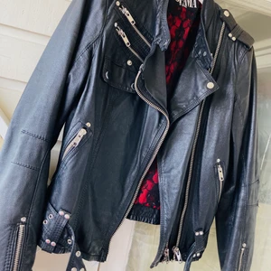 Skinnjacka JOFAMA BY KENZA STRL 44 - Svart skinnjacka med röd innerdel, använd i gott skick nypris 3.900 