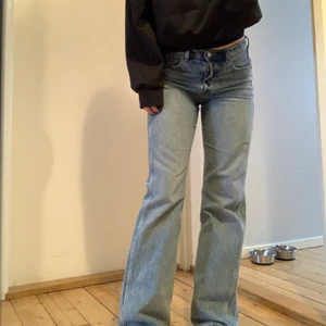 & other stories jeans - Så snygga jeans från & Other Stories, säljer pga att dom inte kommer till användning! Väldigt sköna, passar XS-M beroende på hur man vill att dom ska sitta!👖 Köptes för 650kr, bud från 300kr💙💙✨✨
