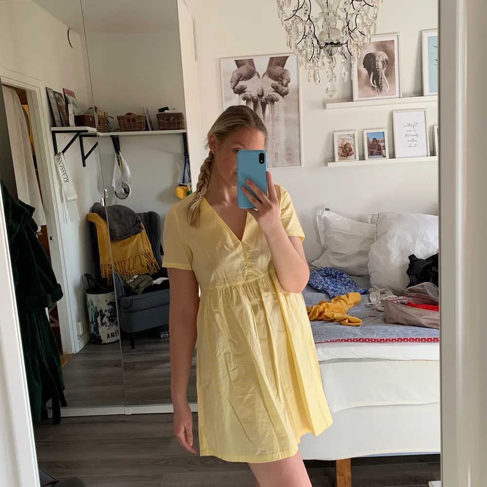 Fin enkel klänning i en super fin gul färg. Klänningen är i storlek S men ganska lös i passformen. Endast provad, frakt tillkommer🥰. Klänningar.