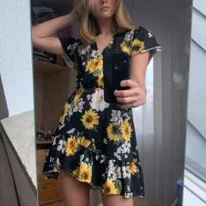 Klänning - Sommarklänning, asskön och fin, kmr tyvärr inte till användning. Helt ok skick, då den är lite sliten längst ner vid volangen, kan skicka bild.