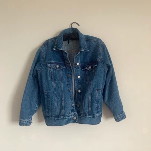 Jeansjacka - Mörkblå jeansjacka från Missguided. Har en svart och ljusblå som jag planerar att lägga ut, paketpris ifall man vill köpa flera😂🙏🏼Frakt inkluderat i priset!🌿