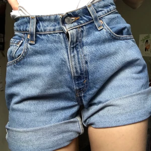 Levi’s shorts  - Vintage Levi’s shorts i superbraskick. Dom har en 80’s, mom jeans vibe. Ljus wash. Passar mig som har W36